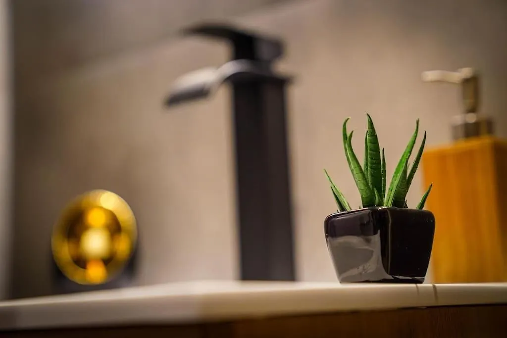 Logement Prive Avec Jacuzzi Haut De Gamme ! Pres De L'Aeroport De Charleroi 0*,