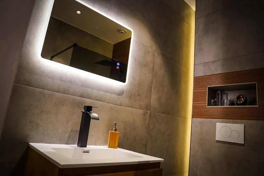 Logement Prive Avec Jacuzzi Haut De Gamme ! Pres De L'Aeroport De Charleroi Belgium